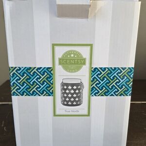 Scentsy True North Warmer with Red and White Pattern